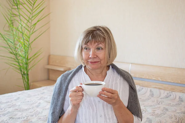 Oudere Vrouw Die Koffie Drinkt Slaapkamer Een Kopje Koffie Vasthouden — Stockfoto