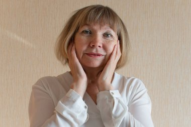 Yaşlı kadın yalnız başına depresyon stresi, kafası ellerindeyken. Baş ağrısı, migren. Sosyal belgesel kavramları