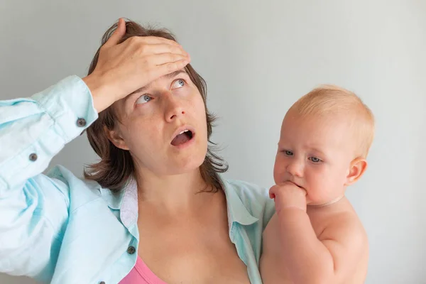 Moe moeder probeert haar huilende baby te kalmeren op handen. Pasgeboren woedeaanval. Moederschap concept. Depressieve vrouw met kind thuis — Stockfoto