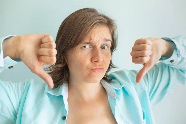 Geestelijke gezondheid. Vrouw verslaafd en alcoholisme alleen depressie stress. Het concept psychologische gezondheid, paniekaanval. Sociale documentaire concepten — Stockfoto