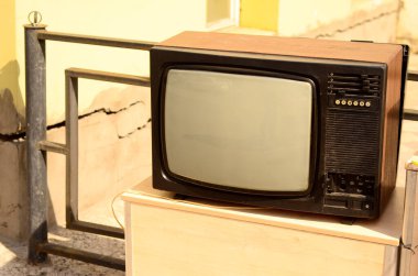 Sokakta eski bir retro televizyon duruyor.