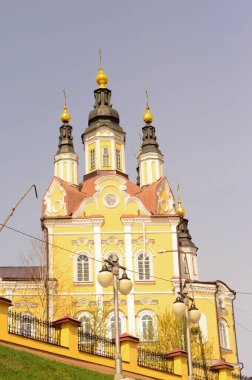 Rusya 'da Ortodoks Kilisesi' nin binası sarıdır.