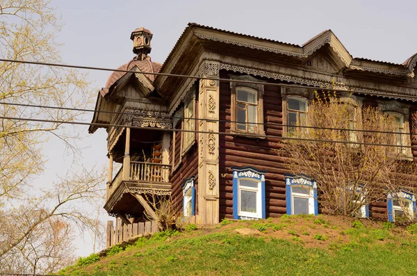 Rusya 'da renkli panjurlu eski ahşap bir bina.