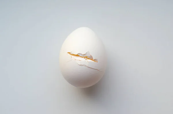 Huevo Agrietado Sobre Fondo Blanco —  Fotos de Stock