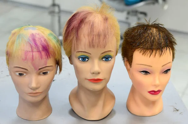 Три Стрижки Манекена Разноцветными Волосами — стоковое фото