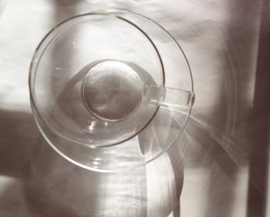 Cam bardak, fonda güzel bir ışık var.