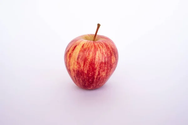 Beyaz arkaplanda kırmızı küçük elma