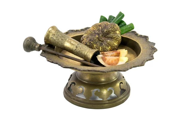 Cuenco de latón que contiene hojas de betel y nueces de areca — Foto de Stock