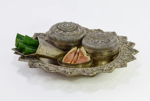 Tembul yaprakları ve areca fındık içeren gümüş