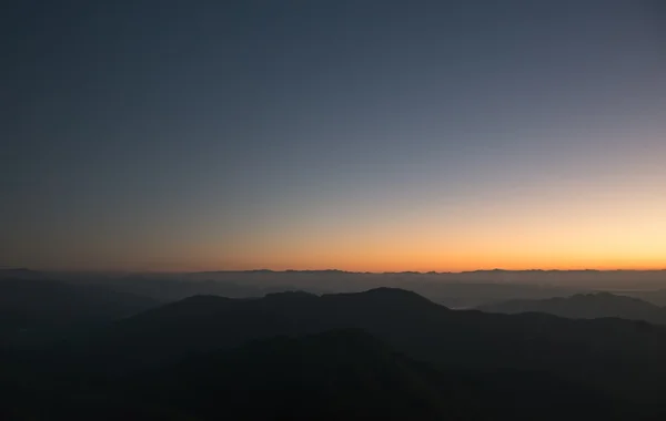 Manzara dağ Sunrise sisli ile