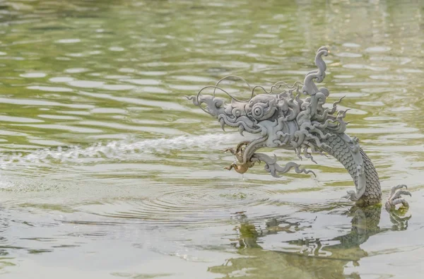 Ejderha heykeli Wat Rong Khun, Tayland at