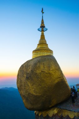 altın rock, kyaikhtiyo pagoda, myanmar.
