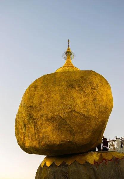 Zlatý kámen, kyaikhtiyo pagoda, myanmar. — Stock fotografie