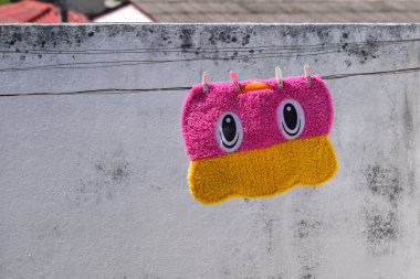 ayak kazıyıcı giyim hattı üzerinde asılı