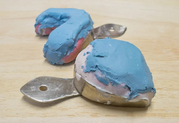 bir kişi ağız ve diş kalıpları