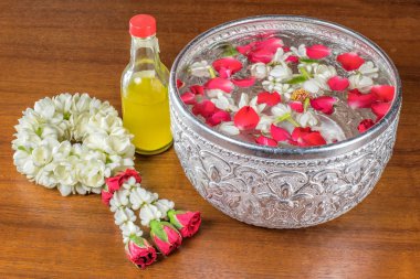 Tay çelenk çiçek ve su içinde gül ve Yasemin corolla ile