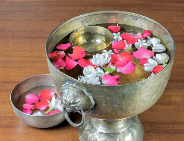 Vatten med jasmine och rosor corolla i skål — Stockfoto