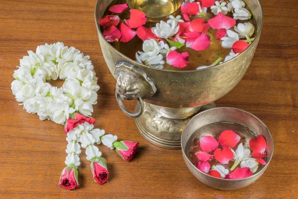 Thailändska garland blommor och vatten med jasmine och rosor corolla i — Stockfoto