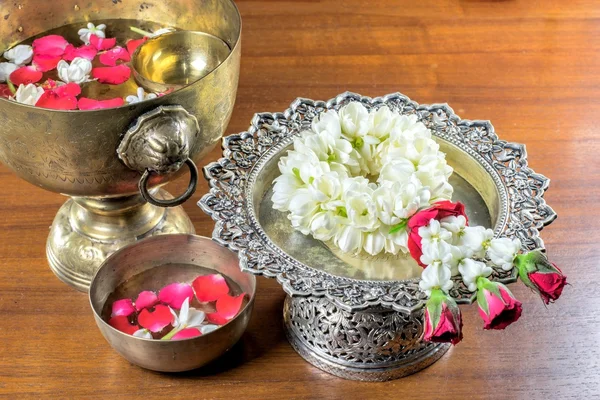 Tay çelenk çiçek ve su içinde gül ve Yasemin corolla ile