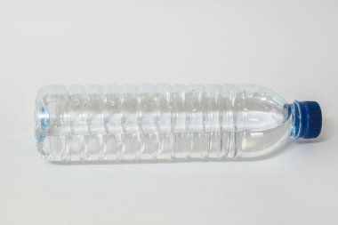 Su dolu plastik şişe.