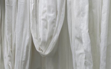 Beyaz pamuklu kumaş asılı