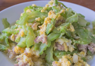 Kızarmış Acı Kabak Karıştırın