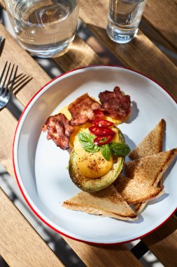 Sabah avokado, yumurta, pastırma ve tostla birlikte yerel bir lokantada kahvaltı.