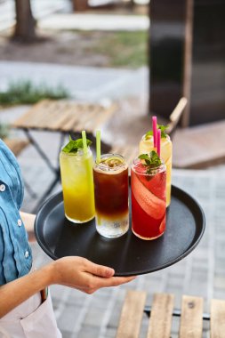 Garson terasta serinletici kokteyller hazırlıyor.