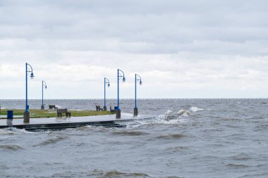 New Orleans, Louisiana, ABD 'deki Pontchartrain Gölü' nde Sally kasırgasının yarattığı dalgalar.