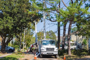 NEW ORLEANS, LA - 31 EKİM 2020: Yukarı Mahalledeki Zeta Kasırgası 'nın Zarar Verdiği Kamu Hizmetleri Hatlarını Tamir Edenler