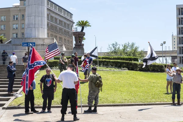 NEW ORLEANS, LA - 7 Mayıs 2017: protestocular Robert E. Lee heykelinin New Orleans, LA, ABD 'de kaldırılmasını protesto ediyorlar