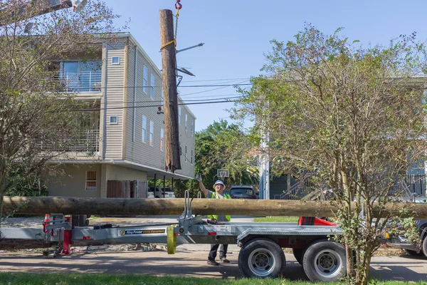 洛杉矶新奥尔良斯 2020年10月31日 飓风袭击上城居民区后 工人们获得了受损的公用电线杆 — 图库照片