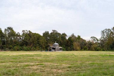 YENİ ORLEANS, LA - 5 ARALIK 2020: şehir parkındaki ormanın kenarındaki depo ahırı