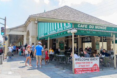NEW ORLEANS, LA - 20 Haziran 2020: Fransız Mahallesindeki Cafe Du Monde Corona Virüsü salgınının ikinci safhasında yeniden açıldı