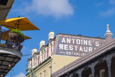 YENİ ORLEANS, LOUISIANA - 20 Kasım 2020: Tarihi Fransız Mahallesi 'ndeki Antoine Restoranı tabelası
