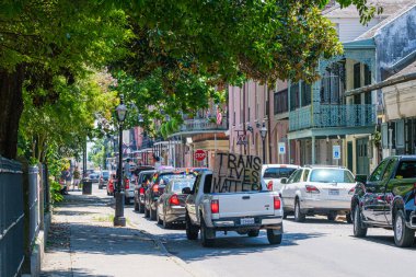 NEW ORLEANS, LA - 13 Haziran 2020: Trans Lives Matter tabelasıyla Trans Black Lives Matter Geçit Töreni