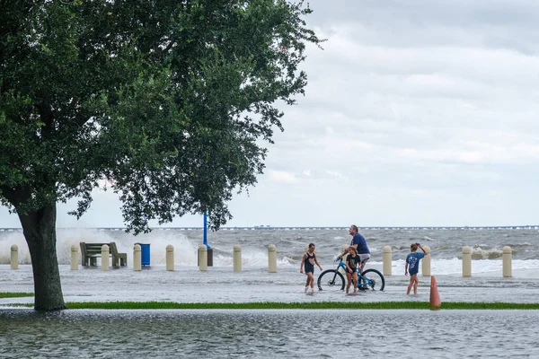 New Orleans Septiembre 2020 Hombre Bicicleta Tres Niños Una Calle —  Fotos de Stock