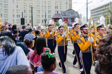 NEW ORLEANS, LA - 21 Şubat 2012: Mardi Gras 'da Lee Circle' da LSU Bandosu)