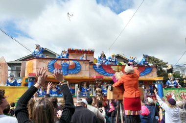 NEW ORLEANS, LA, ABD - 19 Şubat 2012: New Orleans 'ın yukarısındaki Krewe of Thoth geçit törenine katılan şamandıra, biniciler ve kalabalık