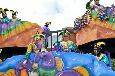 NEW ORLEANS, LA, ABD - 19 Şubat 2012: New Orleans 'ın yukarısındaki Krewe of Thoth geçit töreninde yüzenler ve biniciler