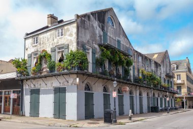 NEW ORLEANS, LA - 24 EYLÜL 2020 Kışla Caddesi ve Fransız Mahallesi 'ndeki Fransız Çarşısı' nın köşesindeki tarihi bina