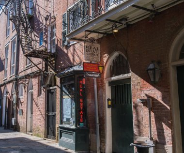 NEW ORLEANS, LA, ABD - 13 Ocak 2021: Finis Shelnutt Gayrimenkul ve Tarih ve Korsan Mahallesi Hayalet Avcıları Turları, Fransız Mahallesi
