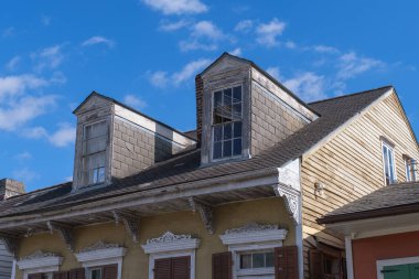 NEW ORLEANS, LA, ABD - 14 HAZİRAN 2021: Fransız Mahallesi 'ndeki Creole yazlığının çatısı