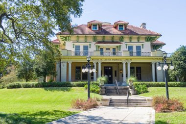 NEW ORLEANS, LA - 6 Eylül 2020: Milton H. Latter Kütüphanesi 'nin önü 