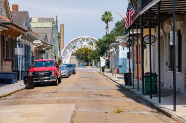 NEW ORLEANS, LA, ABD - 17 AĞUSTOS 2020: Fransız Mahallesi St. Ann Caddesi 'ndeki Armstrong Parkı
