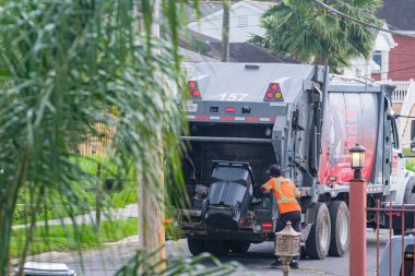 NEW ORLEANS, LA, ABD - 8 Mayıs 2020: Temizlik kamyonuna çöp döken işçiler