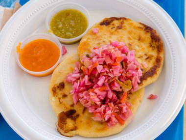 New Orleans, Louisiana, ABD 'den tepside iki pupuseria soslu iki pupusas.