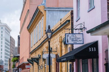 NEW ORLEANS, LA - 9 AĞUSTOS 2020: Burgundy Caddesi 'ndeki Fransız Mahallesi Düğün Şapeli, Lamba Postası ve Binaları