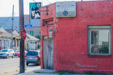 NEW ORLEANS, LA - 8 AĞUSTOS 2020: F and M Patio Bar New Orleans 'ın yukarısında