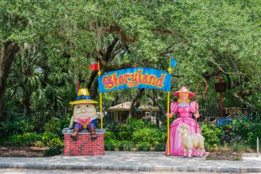 YENİ ORLEANS, LA - 4 AĞUSTOS 2020: Humpty Dumpty ve City Park 'taki Storyland Lunaparkındaki Küçük Bo Peep Figürleri